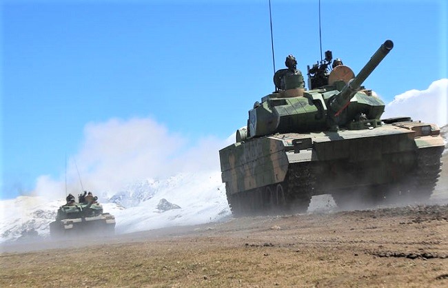 Photo of आमने-सामने आईं भारत- चीन की सेनाएं, दोनों तरफ से फायरिंग रेंज में तैनात हुए टैंक