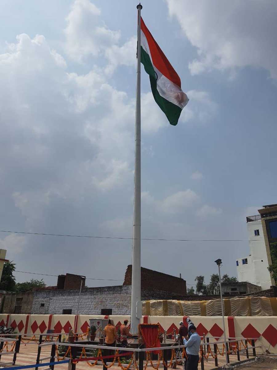 Photo of धौलपुर रेलवे स्टेशन पर सौ फीट ऊंचे राष्ट्रीय ध्वज का लोकार्पण