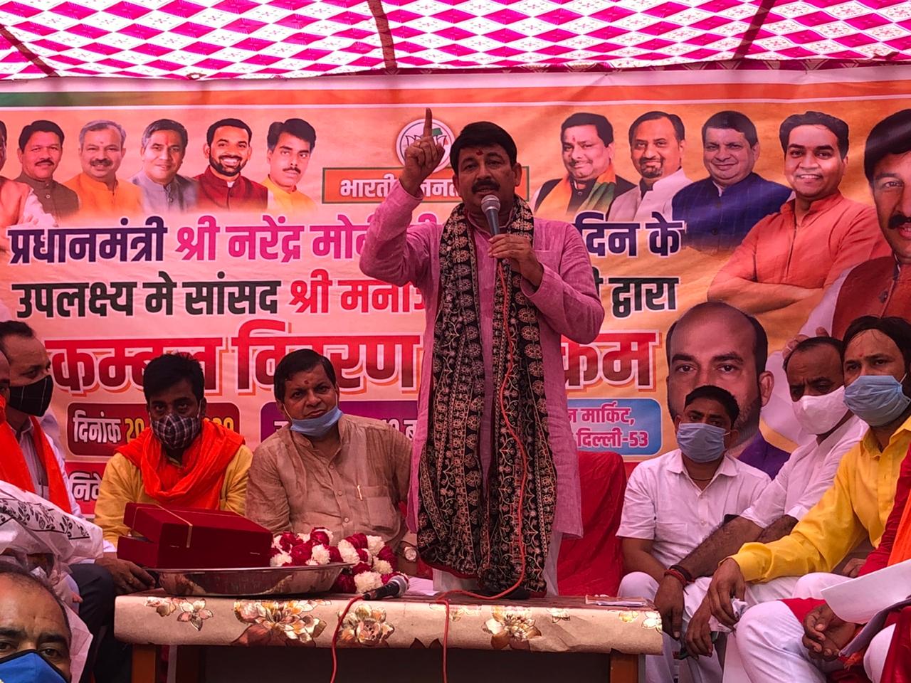 Photo of सेवा सप्ताह के आखिर दिन मनोज तिवारी ने बांटा फेस मास्क और सैनिटाइजर