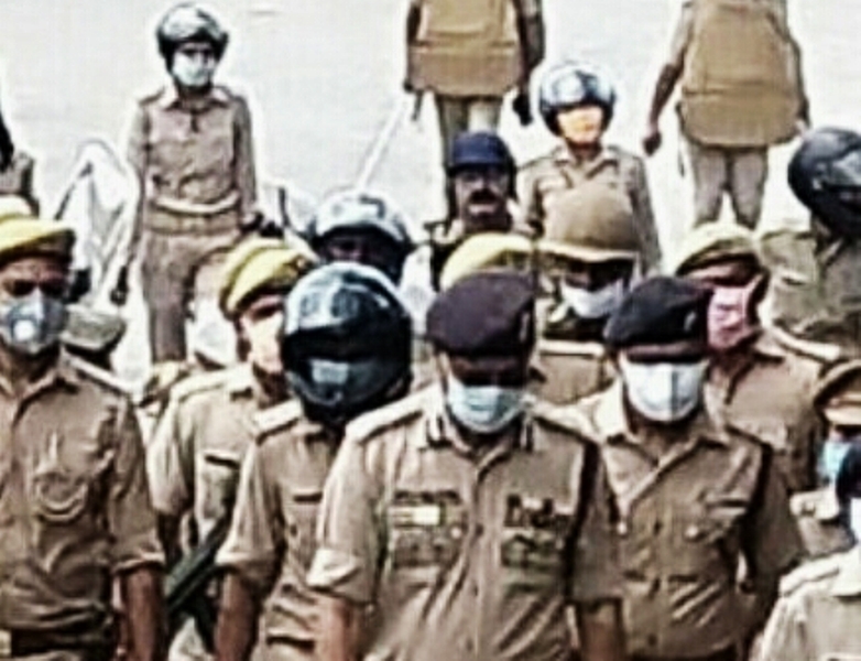 Photo of लखनऊ के सरकारी अस्पतालों के बाहर से हटा अतिक्रमण, बिना मास्‍क वालों को दी हिदायत