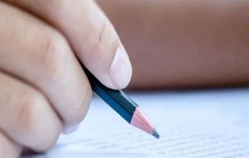 Photo of बेटी को जेईई परीक्षा दिलाने के लिए किसान ने 300 किमी चलाई मोटरसाइकिल