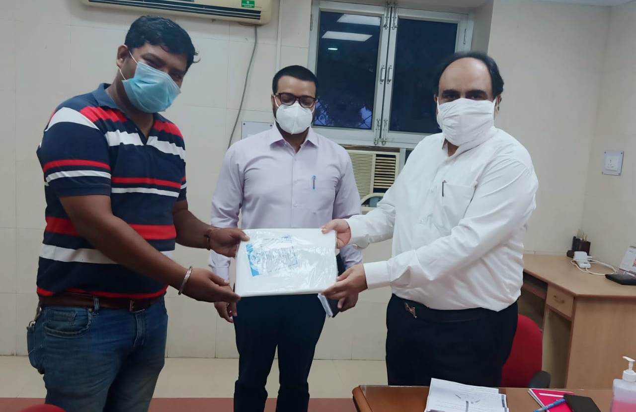 Photo of समाज सेविका शिवानी गर्ग ने केजीएमयू को दान कीं बेड शीट्स, फेस शील्ड्स