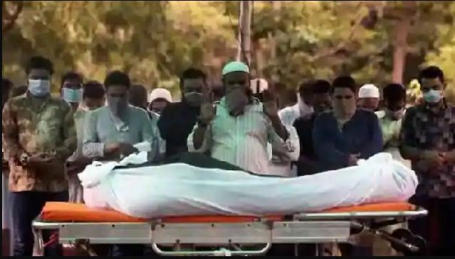 Photo of नाम की गलत स्पेलिंग से हो गई इतनी बड़ी गफलत, पिता के मौत के बाद बेटा करता रहा उनके स्वस्थ होने की कामना