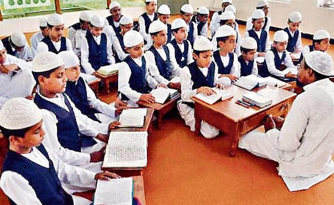 Photo of मदरसों के ये 15 लाख बच्चे लैब में करेंगे एक्सप्रीमेंट, अंग्रेज़ी में करेंगे बात