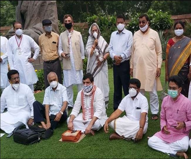 Photo of संसद परिसर से निलंबित सांसदों का धरना प्रदर्शन, राज्यसभा की कार्यवाही हुई स्थगित