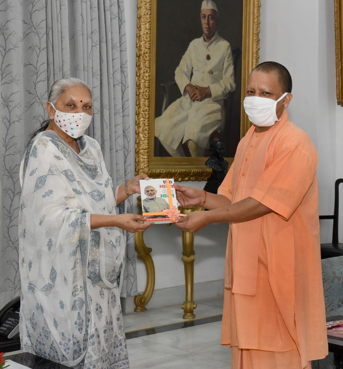 Photo of सीएम योगी ने पीएम मोदी के जन्मदिन पर राज्यपाल आंनदीबेन को पुस्तक की भेंट