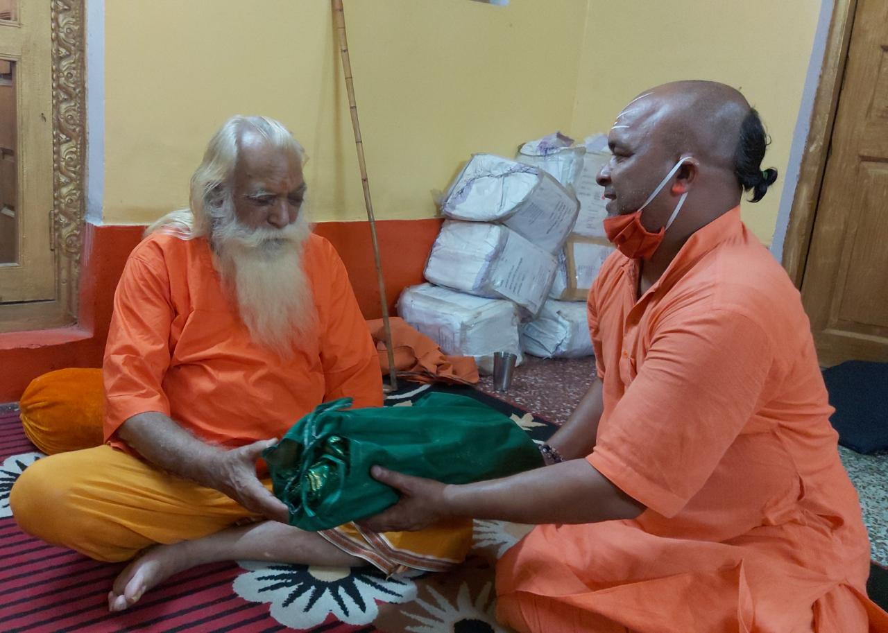 Photo of 1600  कमल पुष्पों से विशिष्ट यज्ञाहुति कर श्रीरामलला को नवीन पोशाक अर्पित किया