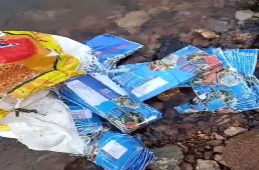 Photo of मध्य प्रदेश में नदी में बहते मिले पीएम जनधन योजना के हजारों ATM कार्ड