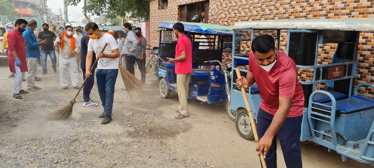 Photo of PM Modi Birthday: हाथ में झाड़ू लिए सड़क साफ करते दिखे बीजेपी कार्यकर्ता