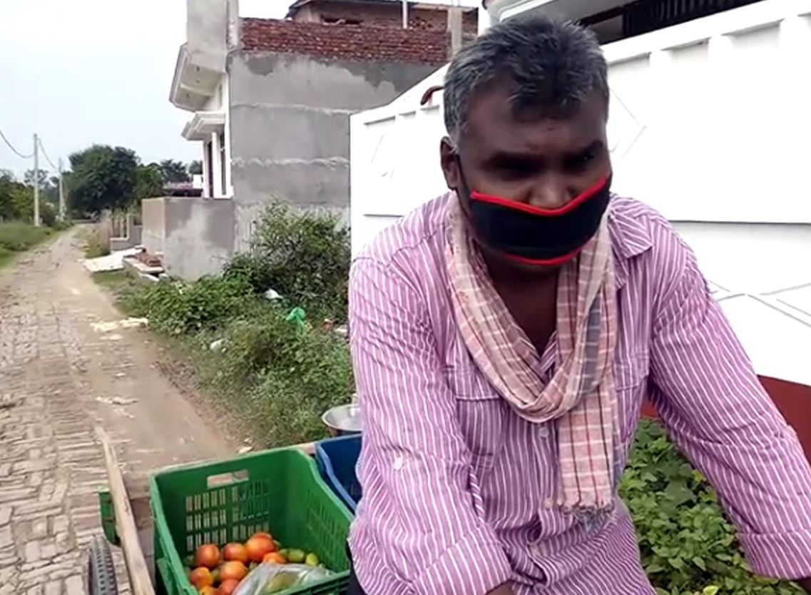 Photo of बालिका वधू सीरियल के डायरेक्टर रामवृक्ष गौड़ आज ठेले पर सब्जी बेच कर रहे जीवन यापन