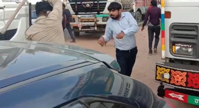 Photo of VIDEO : इसे कहते हैं सत्ता की हनक…BJP विधायक के गनर ने कार मालिक को पीटा