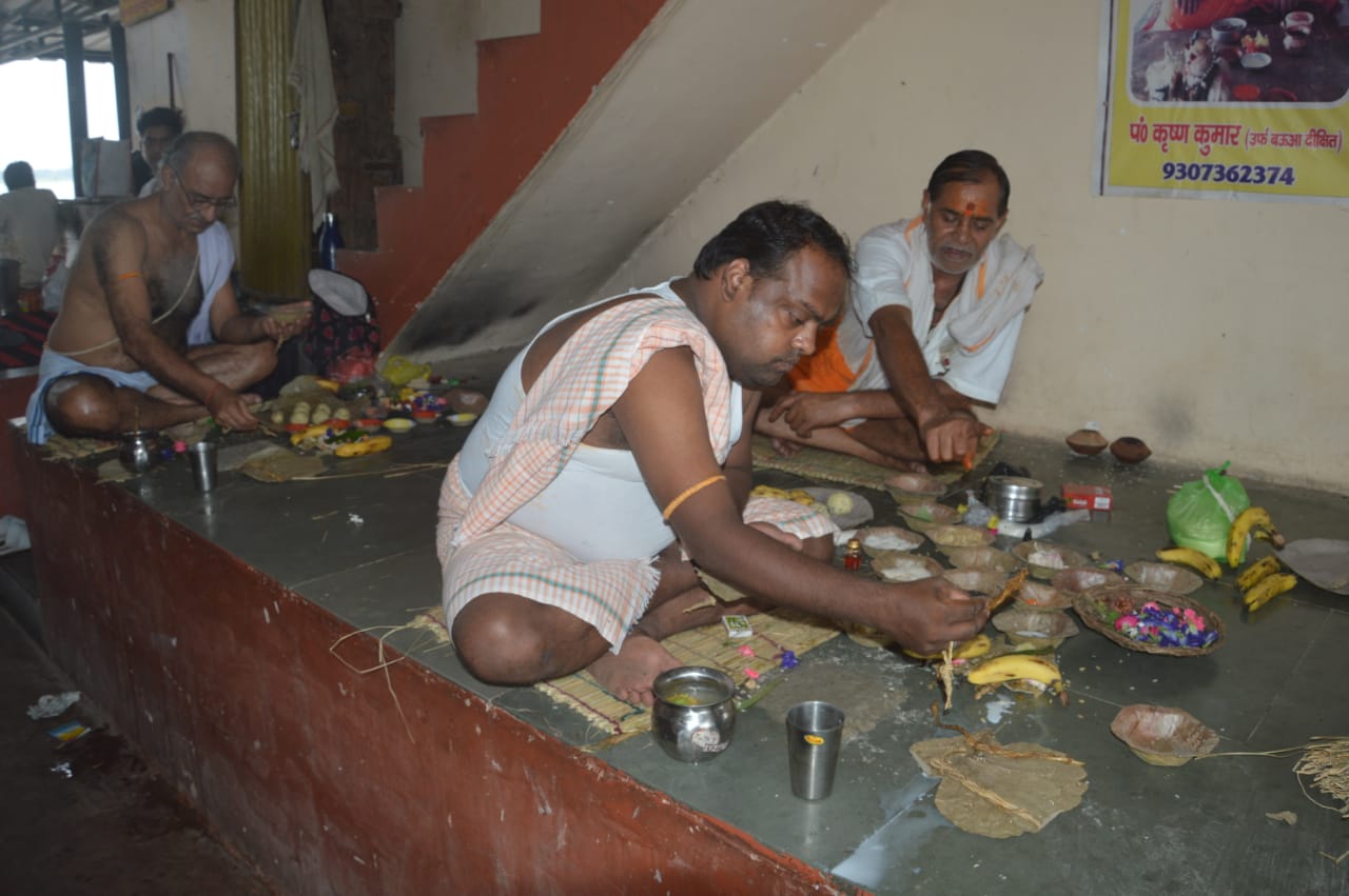 Photo of कानपुर: पितृपक्ष के पहले दिन गंगा घाटों पर लोगों ने किया अपने पितरों का पिण्ड दान