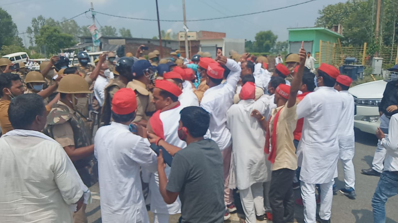 Photo of सपा पिछड़ा वर्ग प्रकोष्ठ के प्रदेश अध्यक्ष गिरफ्तार, सपाइयों ने किया प्रदर्शन