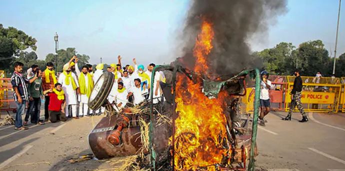 Photo of किसान बिल के खिलाफ विरोध-प्रदर्शन में सीएम अमरिंदर सिंह ने इंडिया गेट पर जलाया ट्रैक्टर, जाहिर किया गुस्सा