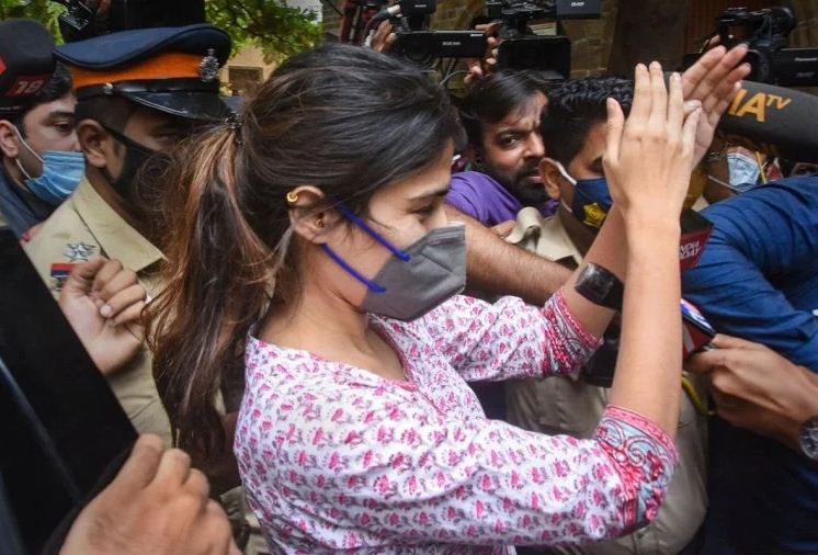 Photo of सुशांत सिंह केस: आज फिर रिया चक्रवर्ती पूछताछ के लिए पंहुची NCB दफ्तर, आज हो सकती है गिरफ्तारी