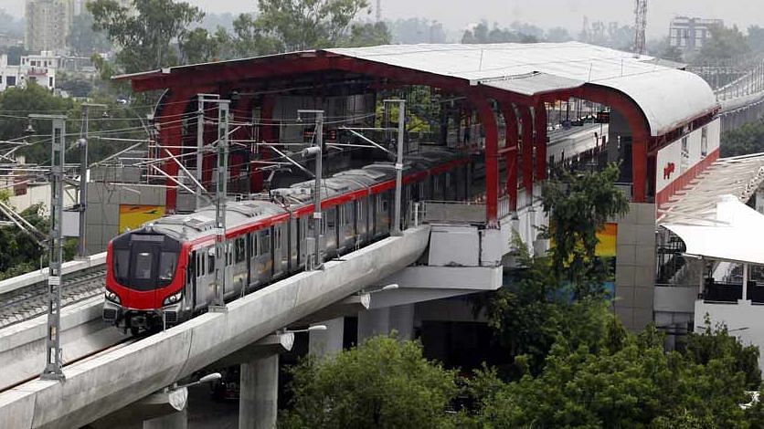 Photo of PHOTOS : लॉकडाउन के बाद ऐसा है लखनऊ मेट्रो का सफ़र