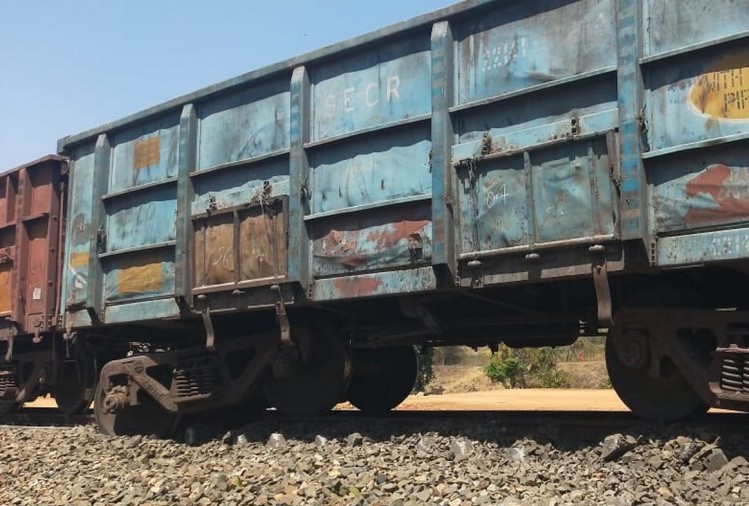 Photo of माल गाड़ी में लदे कोयले में आग से मचा हड़कंप, फायर ब्रिग्रेड ने बुझाई आग