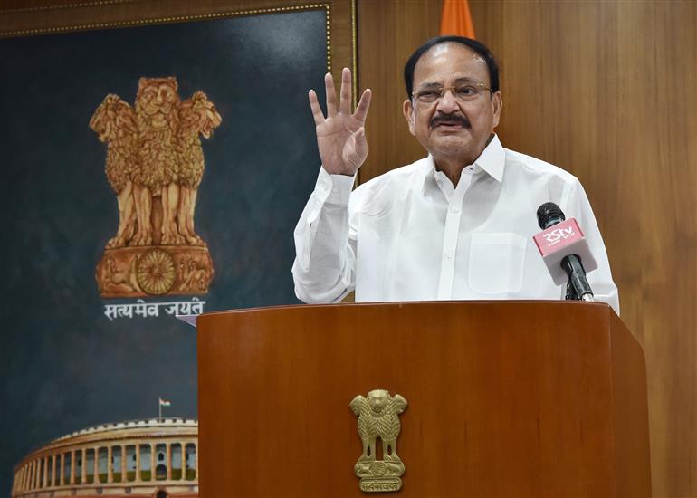 Photo of नायडू ने बच्चों में पोषण का स्तर बढ़ाने दूध देने का दिया सुझाव