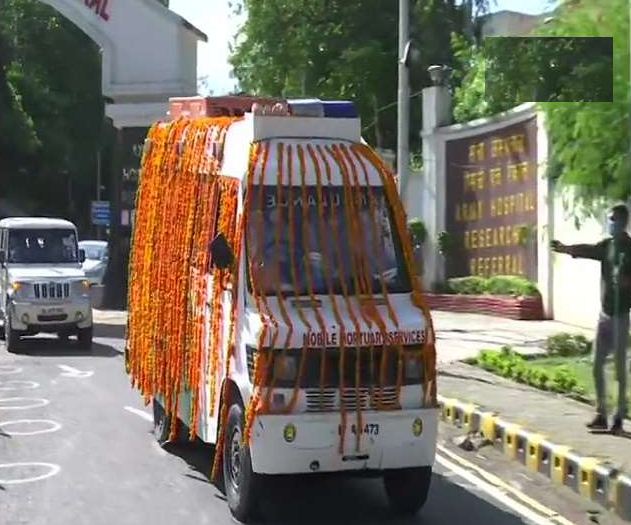 Photo of प्रणब मुखर्जी का पार्थिव शरीर उनके घर पर पहुंचाया गया, रक्षा मंत्री राजनाथ सिंह ने दी श्रद्धांजलि