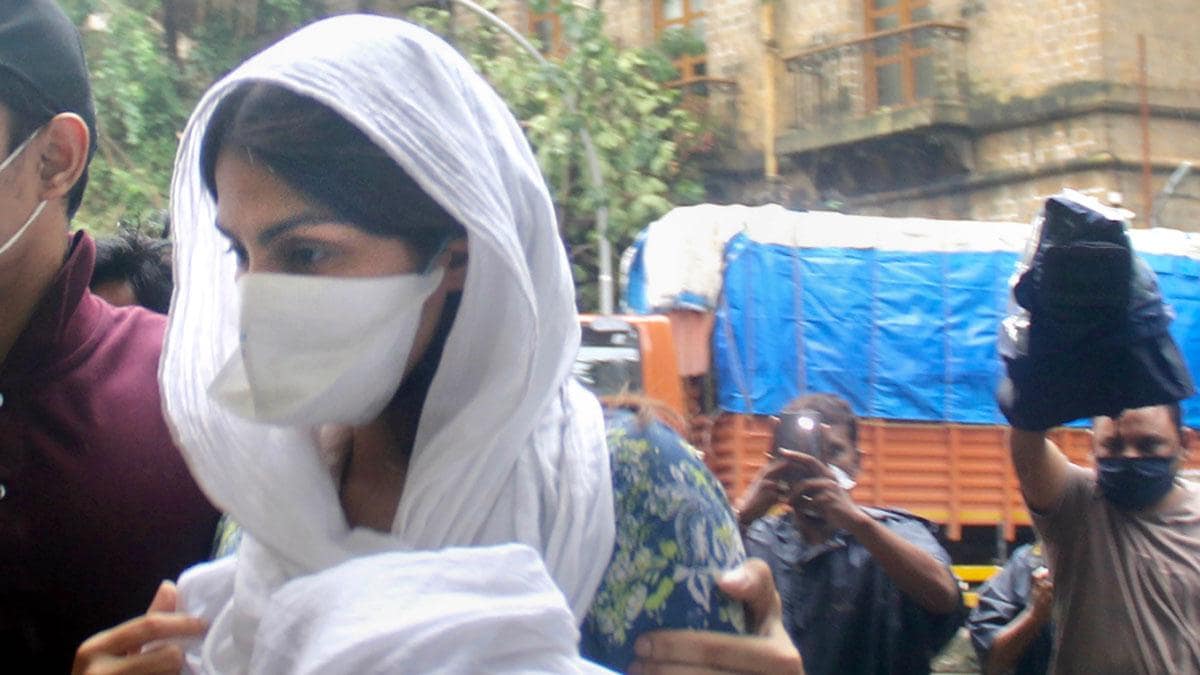 Photo of एनसीबी दफ्तर पहुंची रिया चक्रवर्ती, पूछताछ के लिए भेजा गया था समन