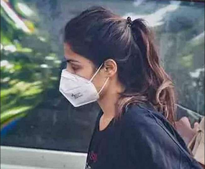 Photo of सुशांत सिंह केस: थोड़ी देर में रिया चक्रवर्ती को मुंबई के भायखला जेल में किया जाएगा शिफ्ट