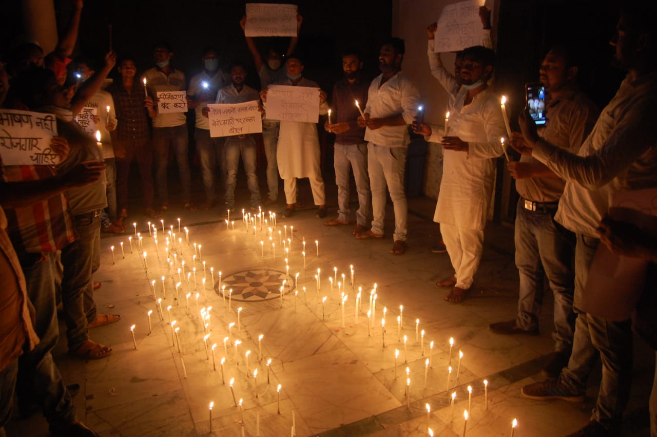 Photo of बेरोजगारी के मुद्दे पर युआवों को मिला व्यापक समर्थन, देशभर में प्रदर्शन, मशाल जुलूस