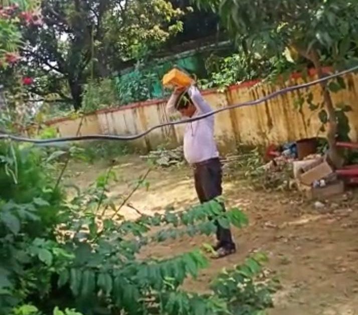 Photo of संविदा शिक्षक ने किया आत्मदाह का प्रयास, नौकरी जाने के डर से उठाया कदम