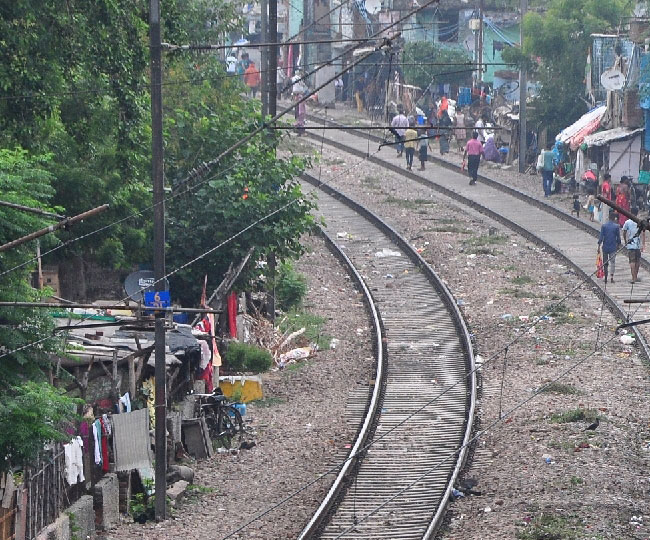 Photo of रेल ट्रैक के किनारे बसती रहीं झुग्गियां को , देखता रहा शासन-प्रशासन