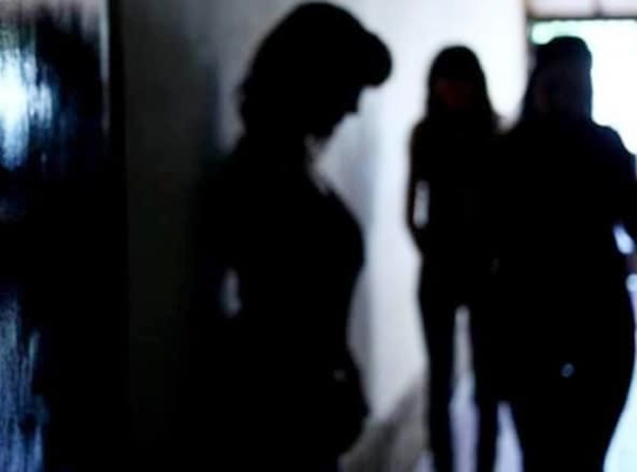 Photo of राज्यों से लड़कियों को लाकर चलता था देह व्यापार, नौ गिरफ्तार