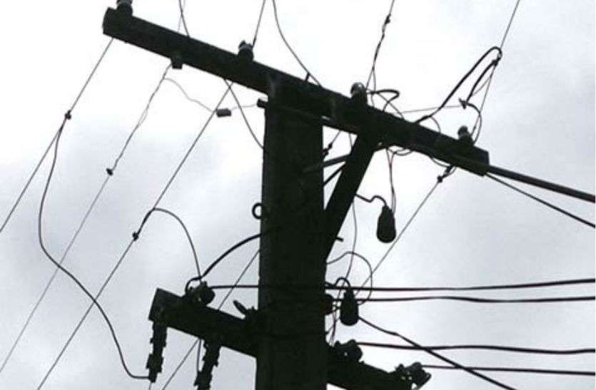 Photo of बिजली विभाग की लापरवाही ने फिर निगला युवक का जीवन