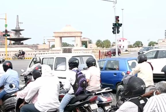 Photo of लखनऊ में नियमों की धज्जियां उड़ा रहे लोग, आज काटे गए 1798 लोगों के चालान