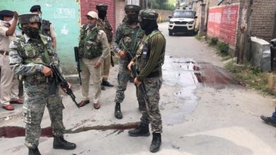 Photo of कश्मीर : आतंकियों ने सुरक्षाबलों पर किया हमला, दो जवान घायल
