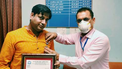 Photo of संयुक्त निदेशक संजय सिंह ने फूडमैन विशाल सिंह को “उत्कृष्ट मानव सेवा पदक” देकर किया सम्मानित