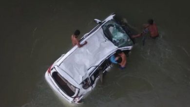 Photo of बड़ा हादसा: रेलिंग तोड़ती हुई बेकाबू कार नदी में गिरी, पति-पत्नी और 20 साल के बेटे की मौत