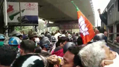 Photo of पश्चिम बंगाल : भाजपा कार्यकर्ताओं की पुलिस के साथ झड़प ममता बनर्जी ने भाजपा नेताओं पर तंज कसा