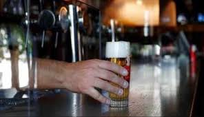 Photo of बंद होने के कगार पर था यह रेस्टोरेंट  बीयर पीने पहुंचा, इस शख्स ने दी 2 लाख की टिप