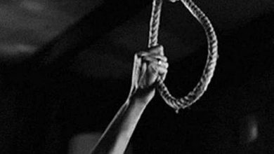 Photo of घर पर नीचे पत्नी कर रही थी करवा चौथ की तैयारी, ऊपर कमरे में पती ने लगा ली फांसी