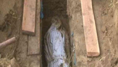 Photo of कब्र से 5 दिन बाद निकाला गया महिला का शव, और फिर…