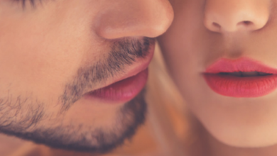 Photo of पार्टनर को kiss करते समय, भूलकर भी ना करें ऐसी गलतियाँ