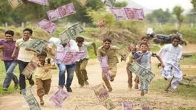 Photo of गोरखपुर में सड़क पर ​बिखरे पड़े थे 2000 और 500 के नोट, पैसे लूटने में राहगीरों में मची होड़