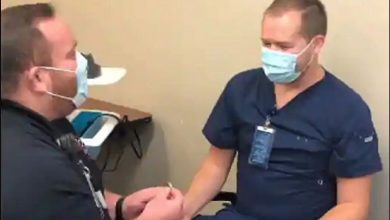 Photo of कोरोना वैक्सीन लगने के बाद जब इस युवक ने नर्स के साथ की ऐसी हरकत, वीडियो देख सभी हो गए हैरान…
