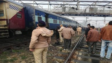 Photo of लखनऊ चारबाग स्टेशन पर मचा हड़कंप, पटरी से उतरी शहीद एक्सप्रेस ट्रेन…