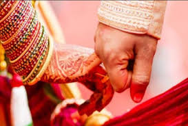 Photo of शादी के मंडप से प्रेमिका संग भागा दूल्हा, दुल्हन ने बाराती के साथ कर ली शादी