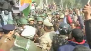 Photo of सिंघु बॉर्डर पर शुरू हुई पत्थरबाजी, किसान और स्थानीय प्रदर्शनकारियों के बीच बवाल…