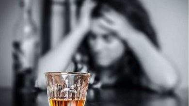 Photo of अपनी तहजीब के लिए मशहूर नवाबों के शहर में महिलाओं में बढ़ रहा शराब पीने का चलन, दुकानों से बेधड़क खरीद रही शराब