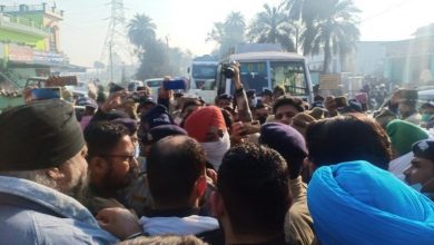 Photo of उत्तराखंड के किसानों ने तोड़ा बैरियर, पुलिस से हुई धक्का-मुक्की