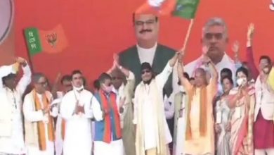 Photo of भाजपा में शामिल हुए मिथुन चक्रवर्ती, मोदी के मंच पर लहराया पार्टी का झंडा