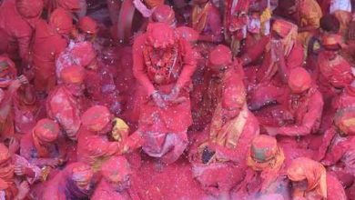 Photo of बरसाने में जमकर खेली गई लड्डू होली, श्रद्धालु की उमड़ी भीड़…