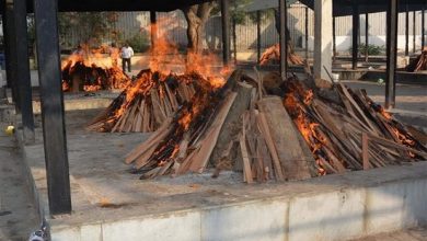 Photo of खौफनाक मंजर: श्मशान घाट में नहीं मिली लाश जलाने की जगह, चबूतरे पर जलाई चिता…