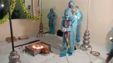 Photo of पीपीई किट पहनकर दूल्हा-दुल्हन ने की शादी, देखे पूरा वीडियो…
